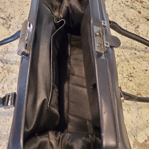 Vintage Via Spiga Fashion All Fine Leather Hand Bag. - Picture 8 of 16